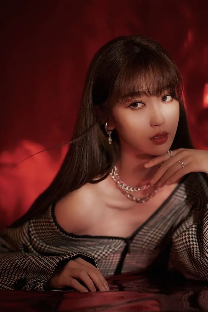 锁骨|虞书欣大秀白皙香肩迷人锁骨！魔鬼身材性感妩媚魅力足