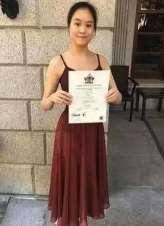 刘銮雄18岁女儿罕晒二人合照，曝生活细节，甜蜜