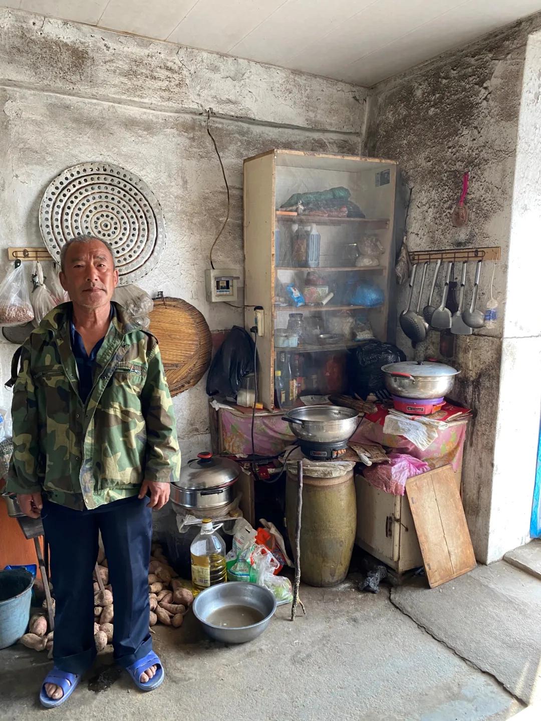 清水慈善为瓦房店祝华街道送爱心物资