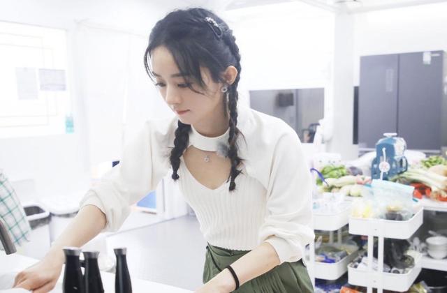 耳环|没想到赵丽颖这么接地气，她最近戴的耳环，我也买得起