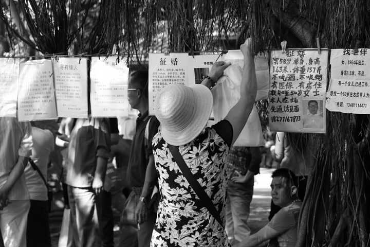 原创这个地方的公园相亲角,成为了父母一辈比拼子女的"战场"