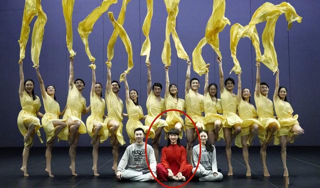 旗袍|53岁金星看秀太女人,灰裙大红唇显贵气,油光满面皱纹遮不住