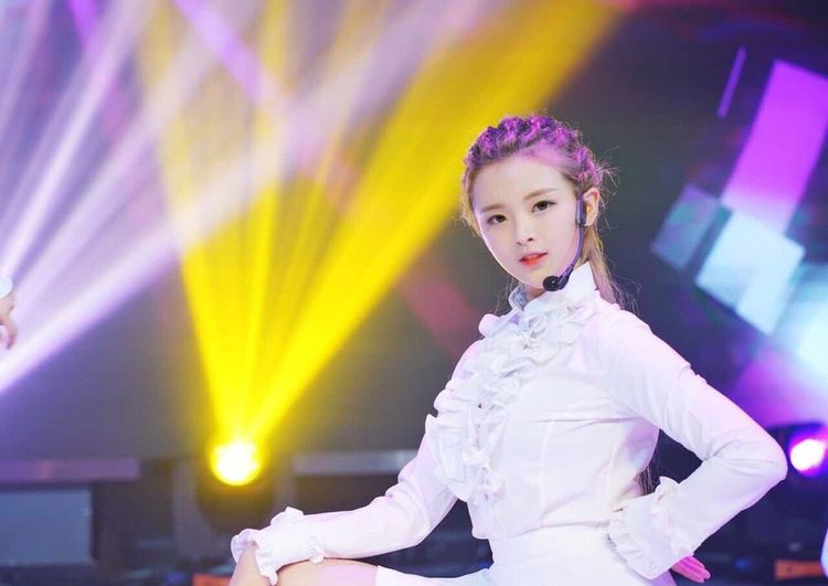 时候|杨超越为啥能这么红？她唱歌跑调，跳舞不协调！却有着非凡的超能力