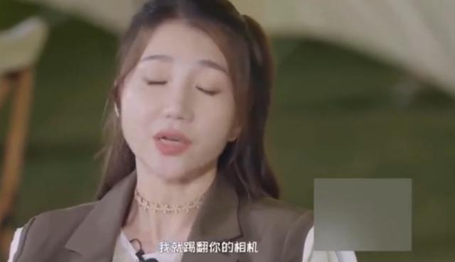 40岁阿朵曾遭人偷拍裙底，愤怒发言称：再有下次