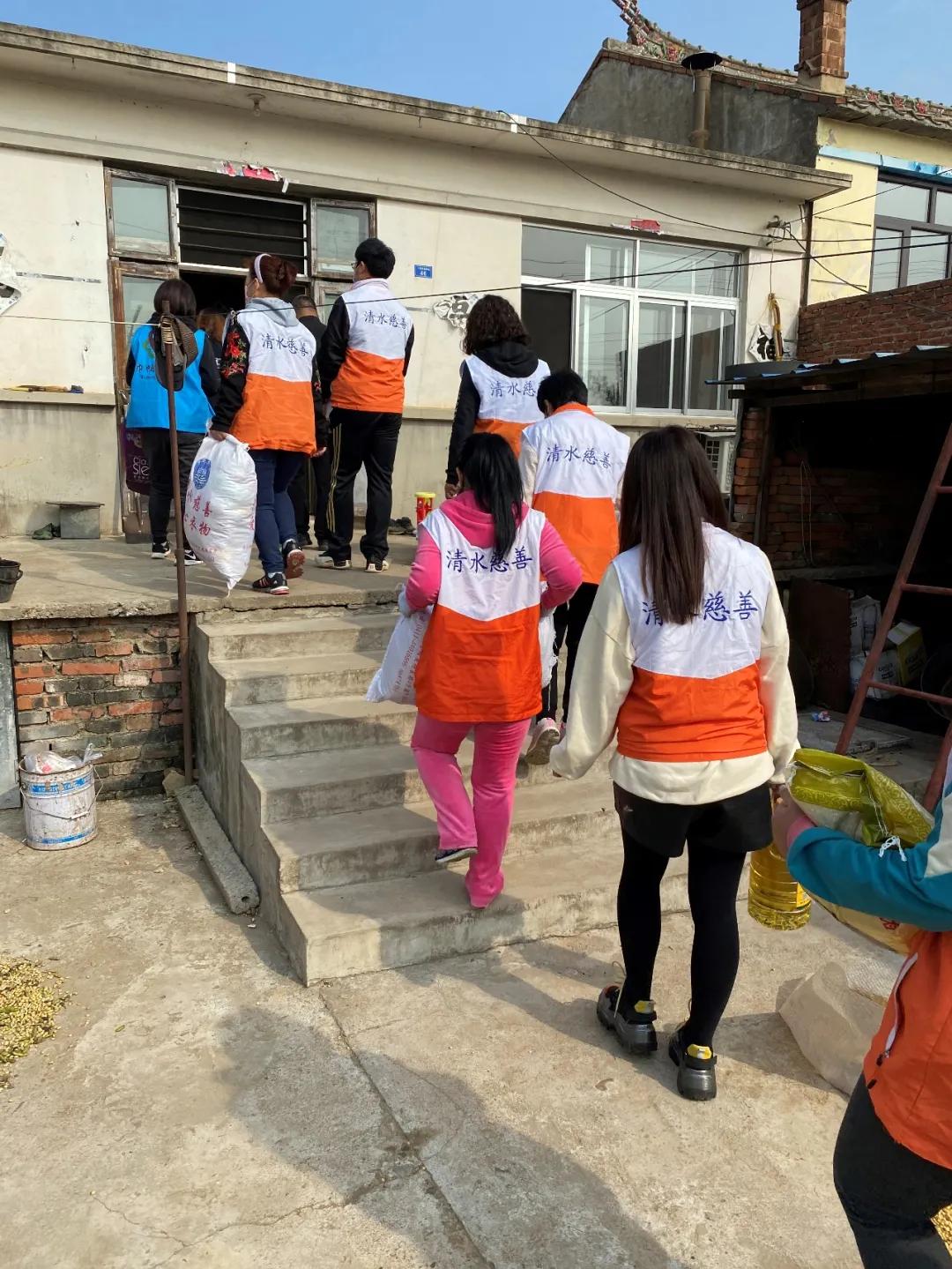 清水慈善为瓦房店祝华街道送爱心物资