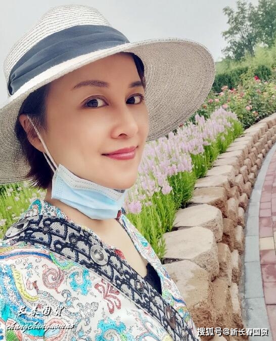 传奇网页私服丫鬟“彩霞”近照,优雅端庄气质好,依然活跃在演艺圈