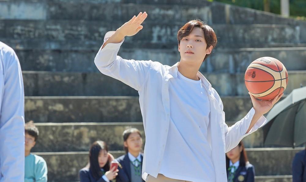李到晛篮球队旧照翻出!现实版《回到18岁》