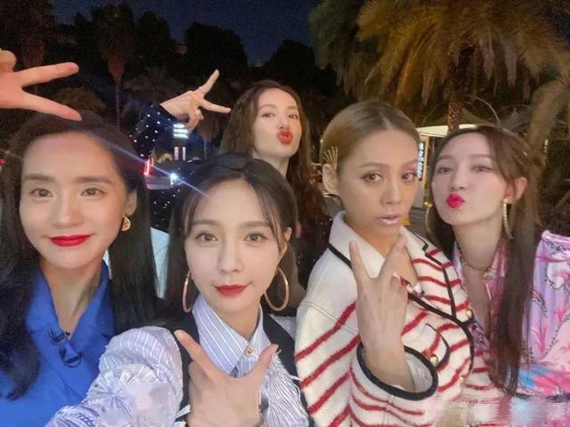 宁静|宁静出席活动挑错妆容，土黄色肤配超短发，脖子和脸颜色不一