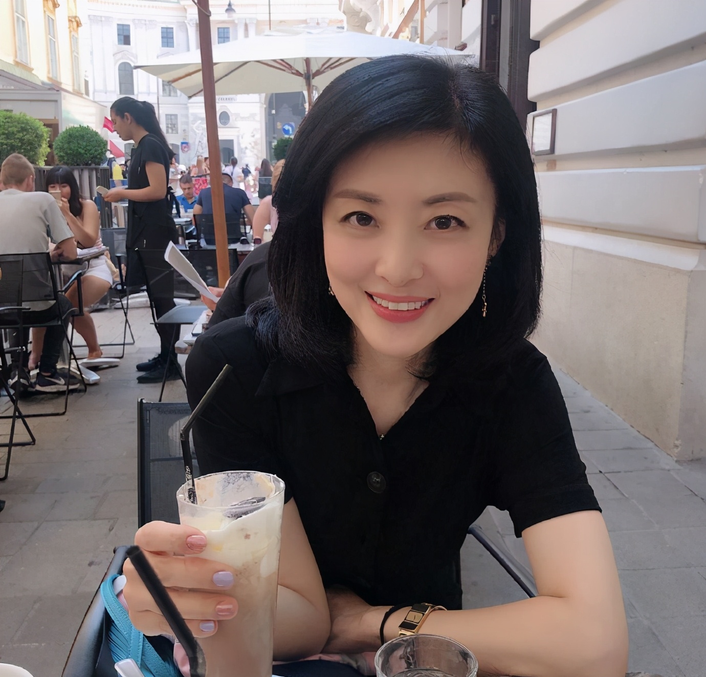 女人|明明52岁了，周涛怎么还那么优雅？女人该学会“冻龄”自己人生