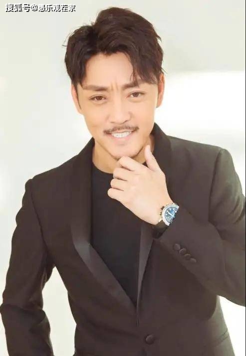 殷桃与男友家人聚餐照片曝光，与未来婆婆热聊