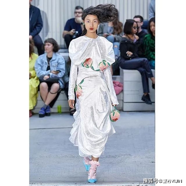 女性|新锐品牌yuhan wang国内首秀 | 极致的浪漫主义,拥抱女性的柔软力量