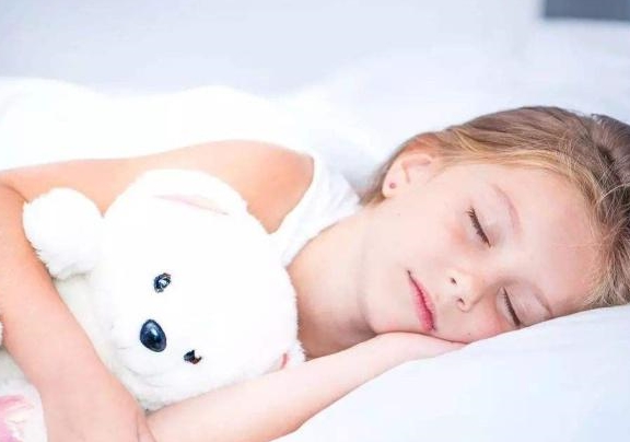 孩子|辟谣：孩子睡得多就能长高！主要是看生长激素分泌量不看时间长短