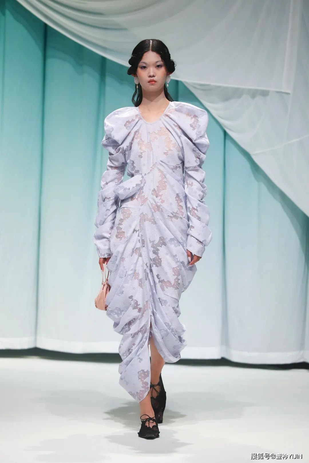 女性|新锐品牌yuhan wang国内首秀 | 极致的浪漫主义,拥抱女性的柔软力量