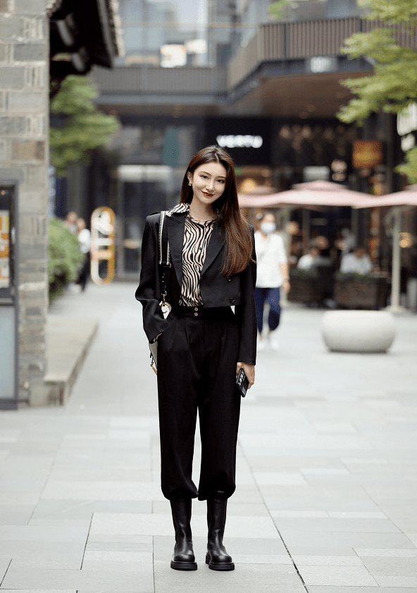 成都美女穿衣就像烫火锅衣服越少越好难怪大家都喜闻乐见
