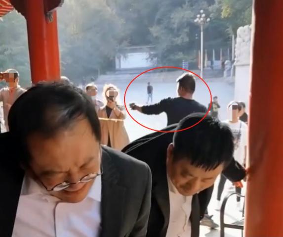 乡爱谢广坤排场大，为拍视频周围拉警戒线，还