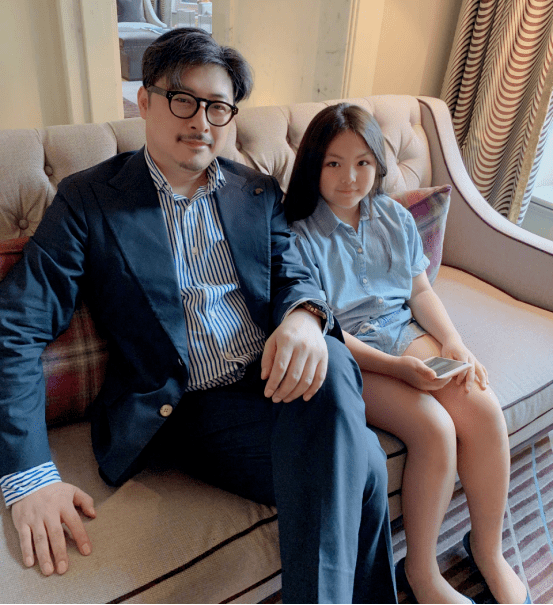 王诗龄|李湘晒王诗龄校服照，就读学校像城堡，学费25万对父母也有要求