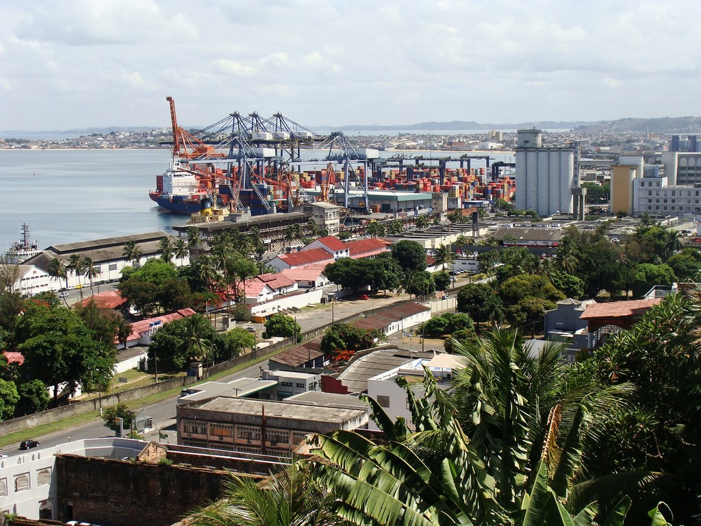 世界银行/mariana ceratti巴伊亚万圣湾的萨尔瓦多港在处理货船和游轮