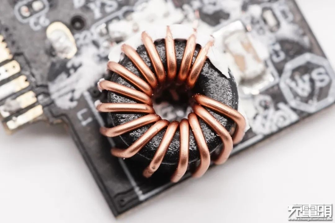 设计|拆解报告：UIBI柚比30W 1A1C氮化镓快充充电器