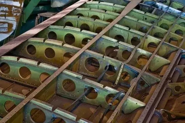 设计|飞机机翼那么薄，为什么能承受几十吨重量？