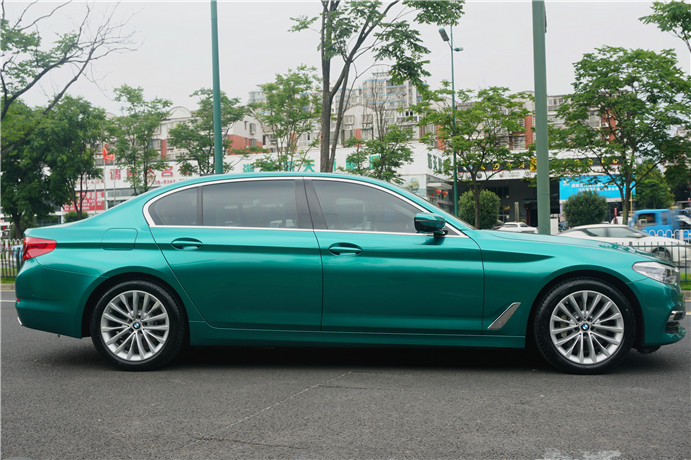 宝马5系超亮金属祖母绿汽车贴膜改色 汽车换颜色 再变