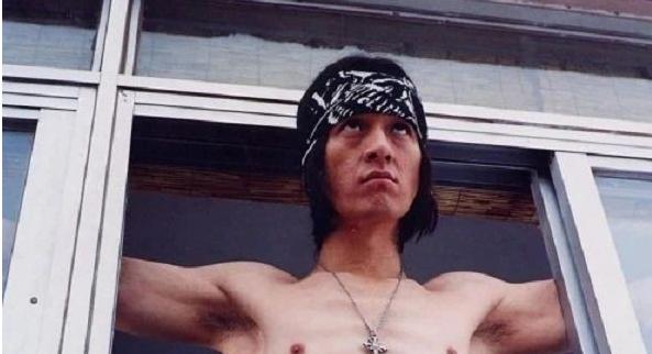 瘾君子贾宏声:伍宇娟为他下跪,周迅因他崩溃,43岁跳楼身亡