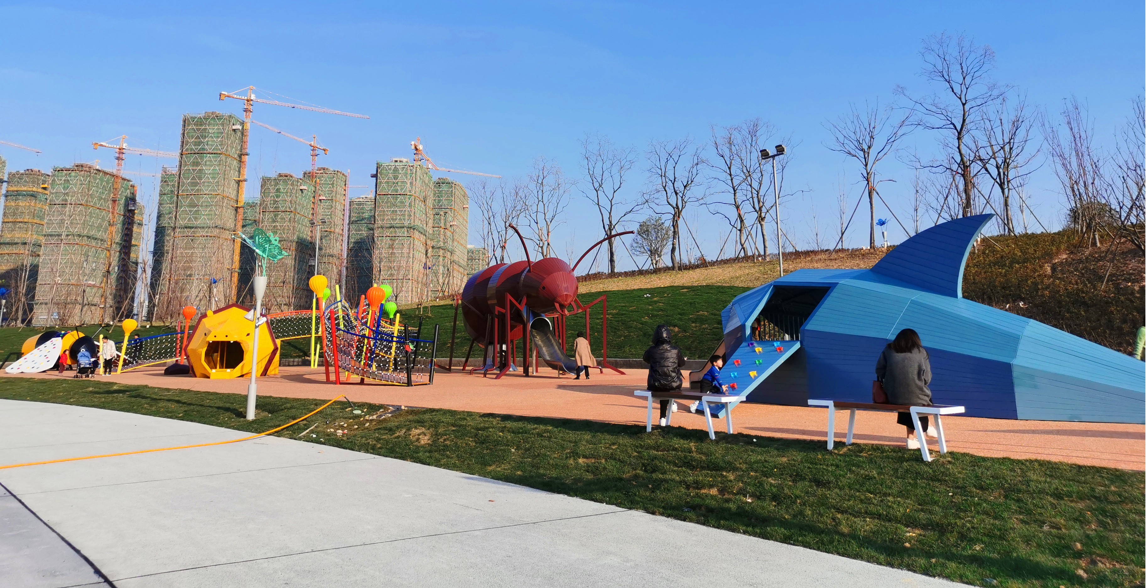 在儿童主题公园中华东游乐主要参与的是儿童游乐区和休闲区域的建设