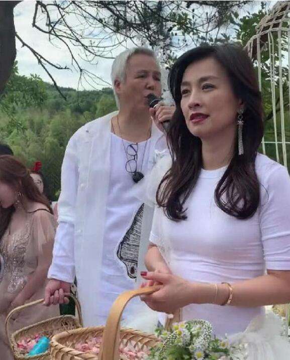 张庭|张庭用美颜滤镜证明年轻，但不修图挺真实，还得承认老了的事实！