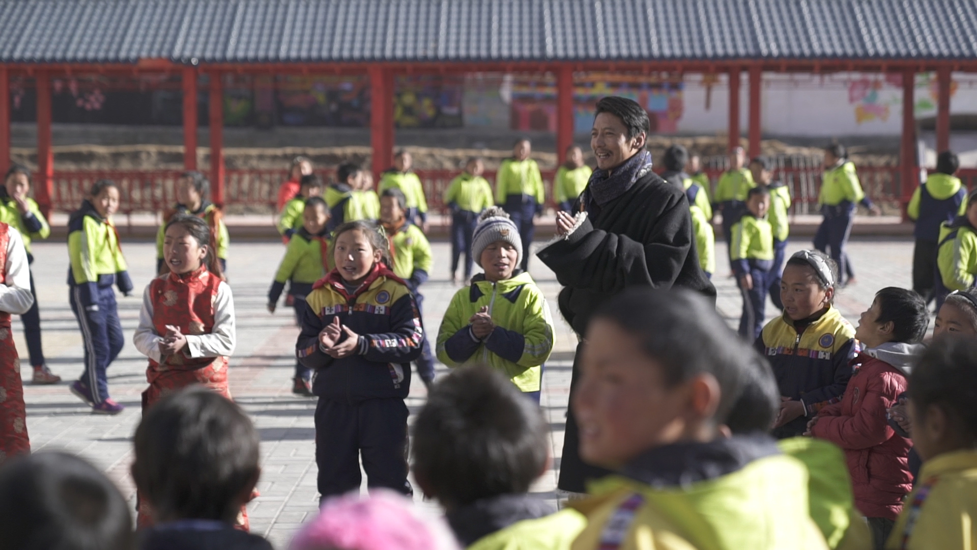 马云乡村校长,青海省达日县满掌乡寄宿制藏文小学校长班玛多杰和孩子