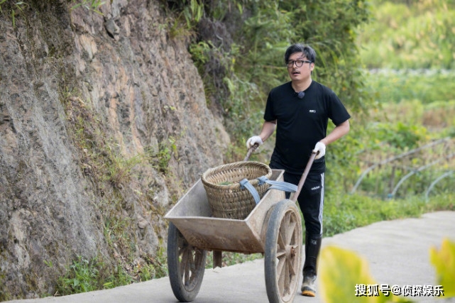 李湘王岳伦体验农家生活，生火做饭超接地气，