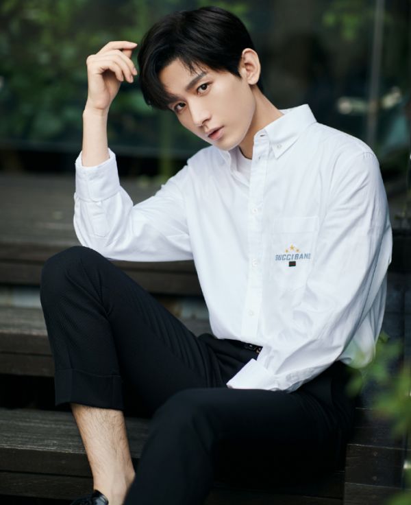 真比|成毅离开《琉璃》滤镜大变样，路透照如乡下人，真比不过蔡徐坤