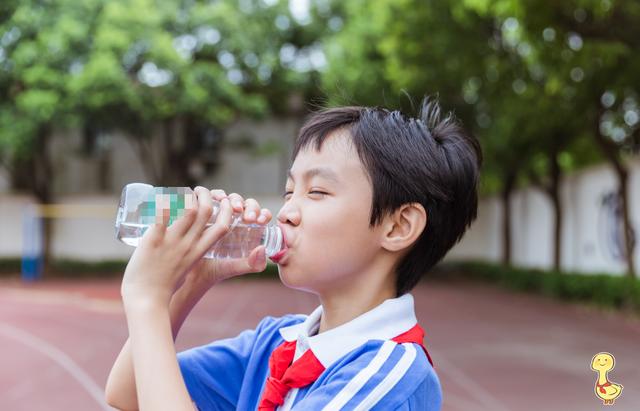 饮水|但这四个时间点不宜让孩子大量饮水，伤身又伤胃多喝水对身体好