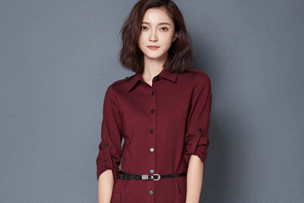 包包|穿暗红色的纯色裙子,应该搭配什么颜色的包包比较好看呢?