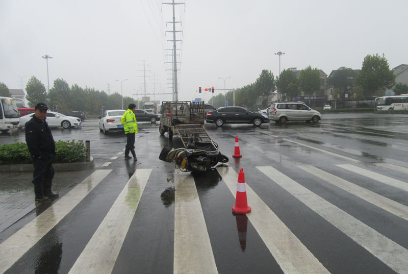 交警柳叶湖大队：女子骑车闯红灯撞上小车 交警
