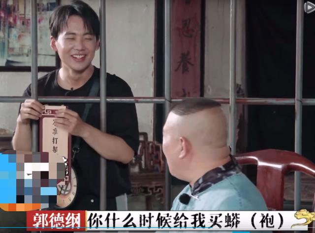 郭德纲罕见晒与郭麒麟合照,在线求对方给买蟒?