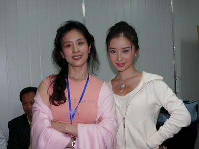 她是刘亦菲母亲，曾退出国籍去美国，女儿回国