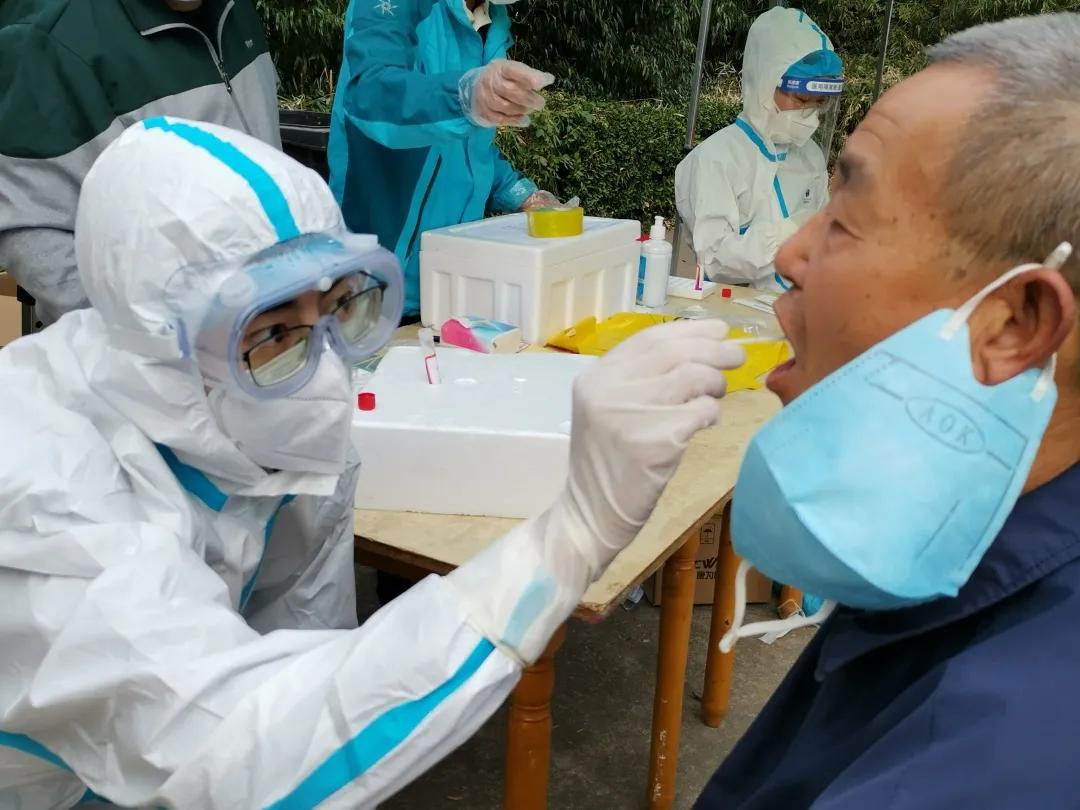 青岛600万人口核酸检测_青岛核酸检测现场图片(2)