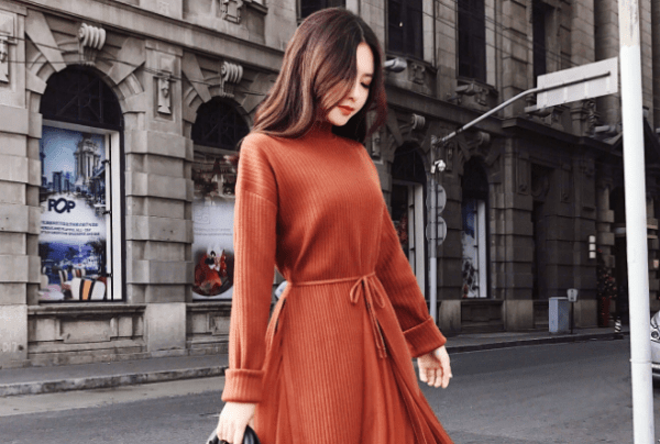 包包|穿暗红色的纯色裙子,应该搭配什么颜色的包包比较好看呢?