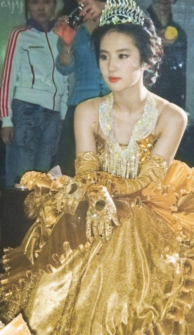 19岁刘亦菲金鹰女神幕后照,看到桌子,当年还在喝AD钙?
