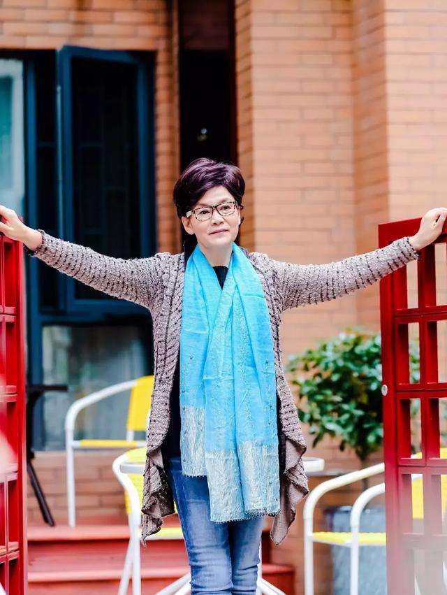 特征|潘虹有很明显的老年人特征,从不穿年轻的衣服,65岁一样漂亮!