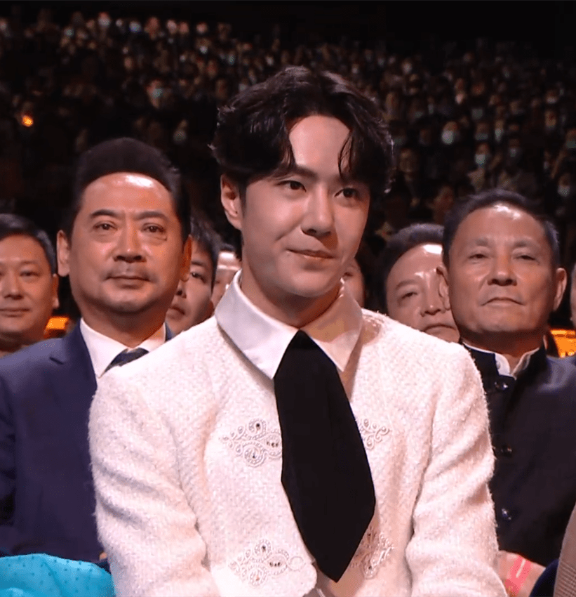 宋茜|金鹰奖镜头：宋茜法令纹夸张，赵丽颖精致又性感，李易峰差点摔倒