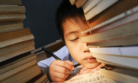 孩子|经常“出去浪”和“宅在家”的孩子，十年后，两种娃差距一目了然