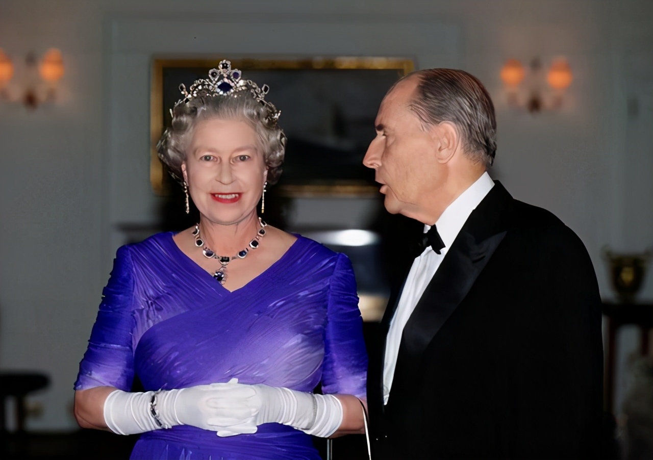 蓝宝石|英女王最新官方肖像照出炉！蓝宝石皇冠有深意，皮肤比卡米拉都嫩