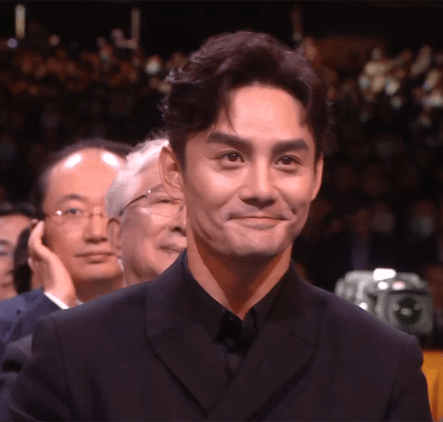 宋茜|金鹰奖镜头：宋茜法令纹夸张，赵丽颖精致又性感，李易峰差点摔倒