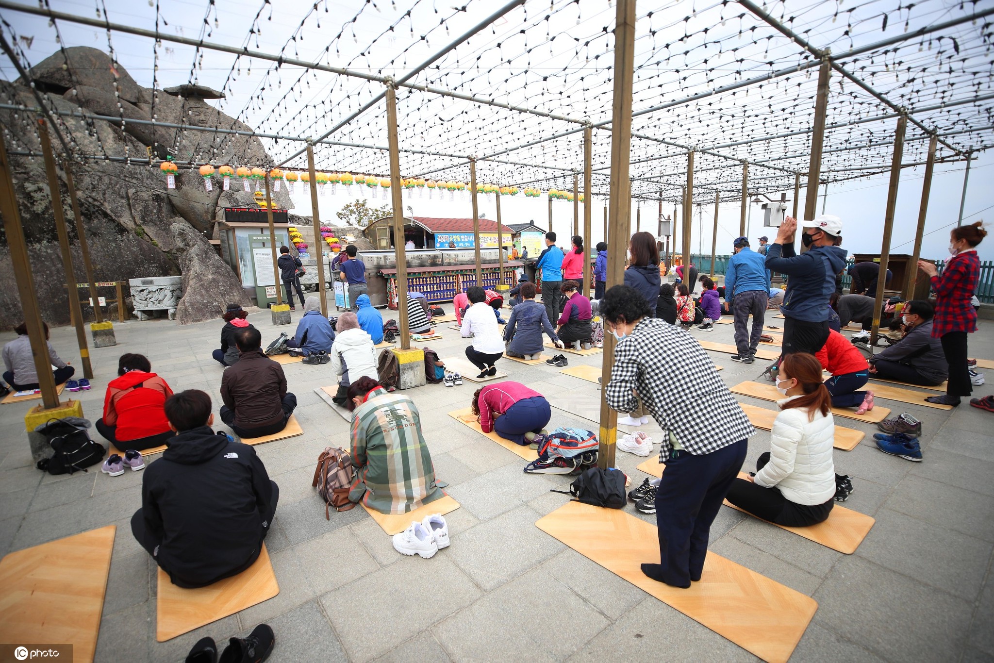 韩国高考倒计时50天家长跪地拜佛为子女祈祷