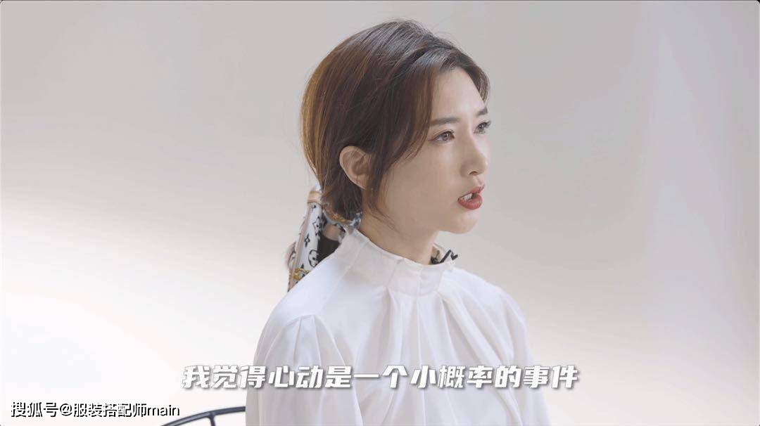 江疏影|江疏影不愧是气质美女，米白衬衫配半裙皮肤白皙，踩小白鞋很少女