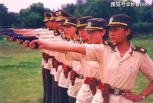 80年代历史老照片罪犯枪毙现场被吓晕漂亮女囚吃生前最后一顿饭