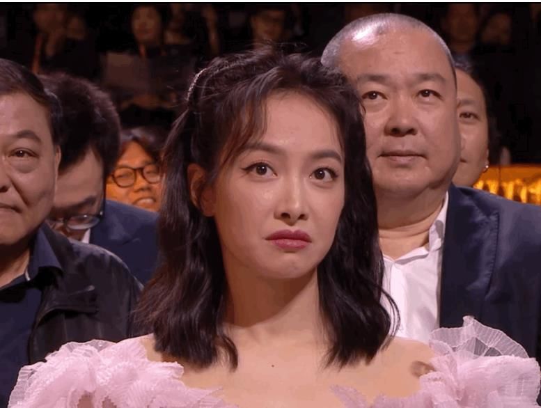 金鹰节颁奖现场：宋茜一脸不屑，王一博略显油
