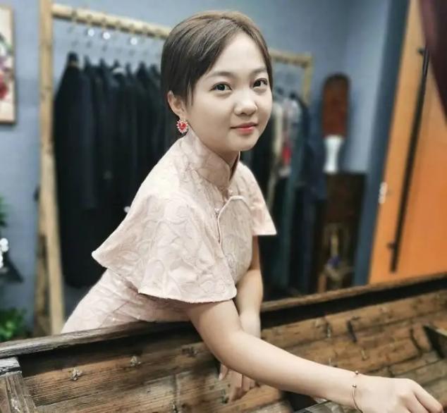 西装|21岁林妙可离开妈妈大变样!穿格纹西装干练不少,终于不幼稚了