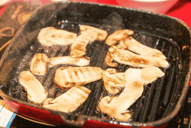 味道也更鲜美 每每到了松茸生长季 老餮们便纷纷赶往米林一尝松茸滋味