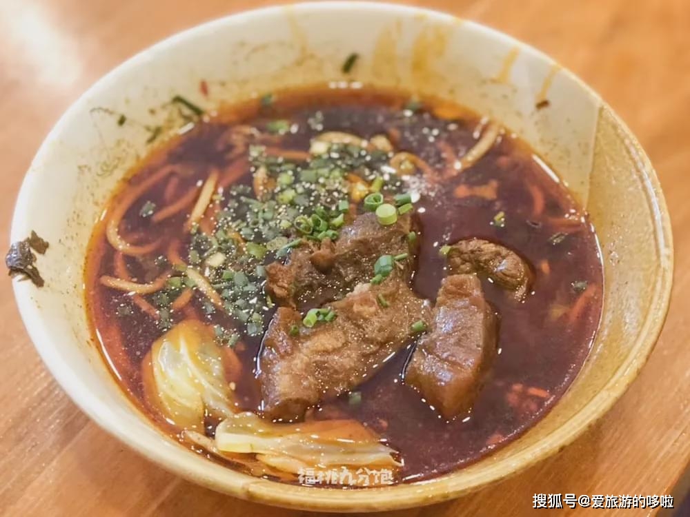 在重庆，小面凭什么排在火锅前面？